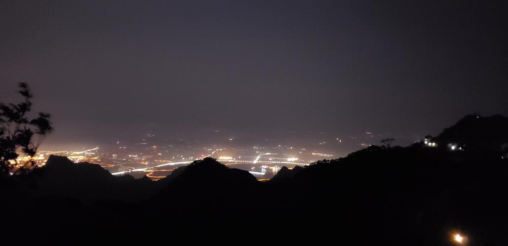 观看宁波夜景的山
